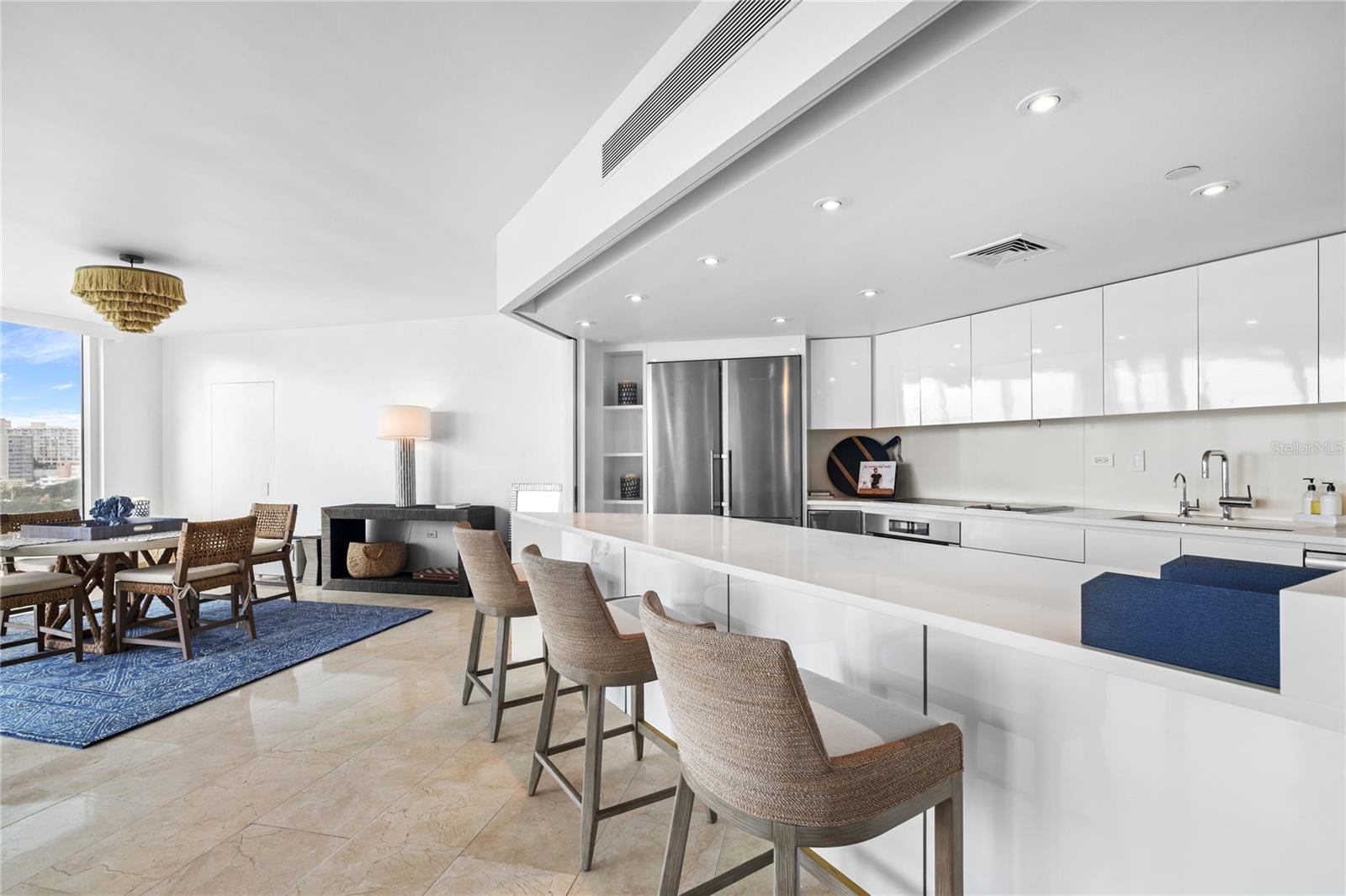 6 AVE. LUIS MUÑOZ MARIN #702