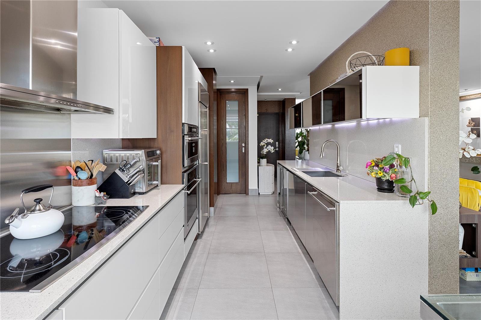 100 CALLE DEL MUELLE #1205