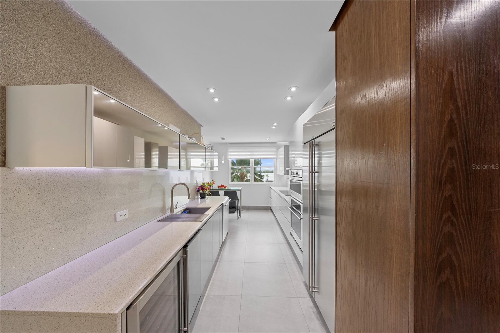 100 CALLE DEL MUELLE #1205