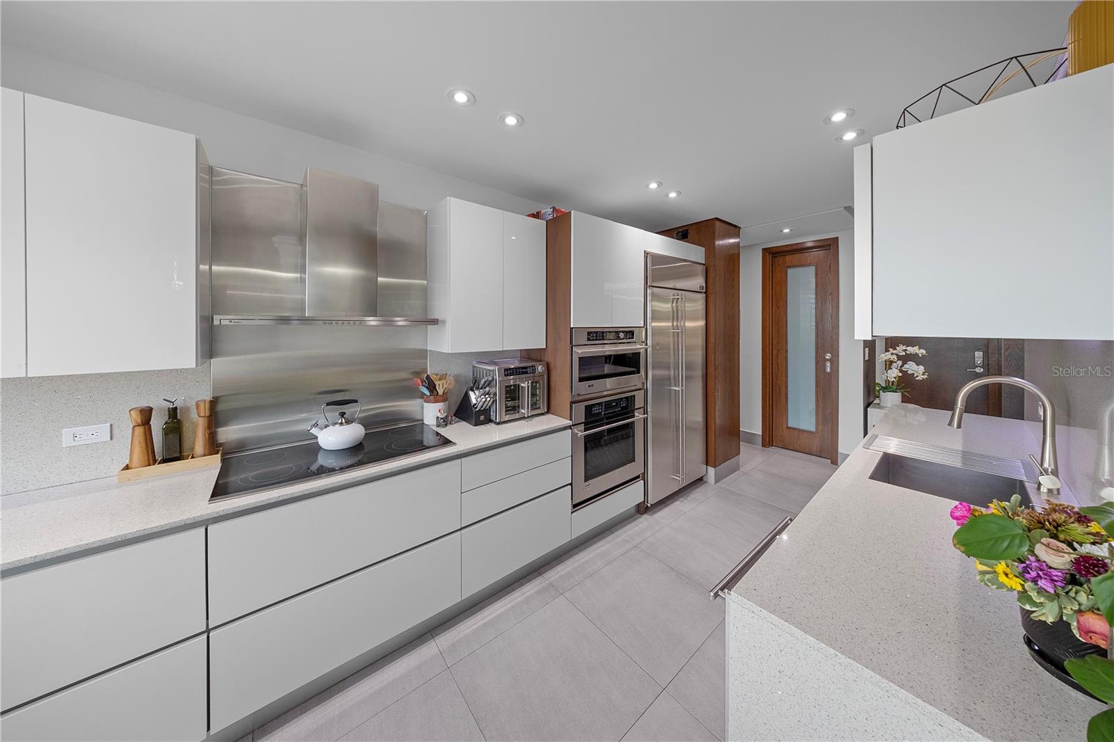 100 CALLE DEL MUELLE #1205