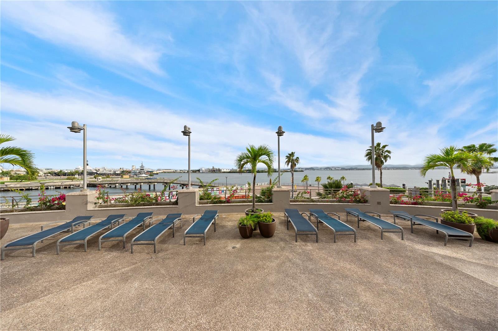 100 CALLE DEL MUELLE #1205