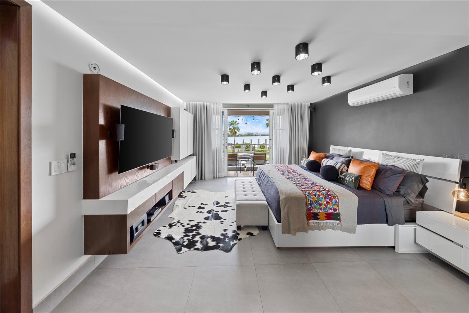 100 CALLE DEL MUELLE #1205