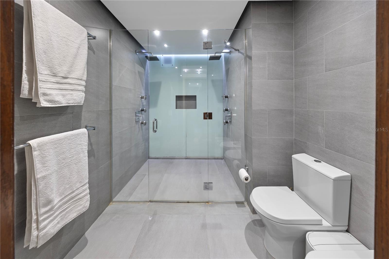 100 CALLE DEL MUELLE #1205