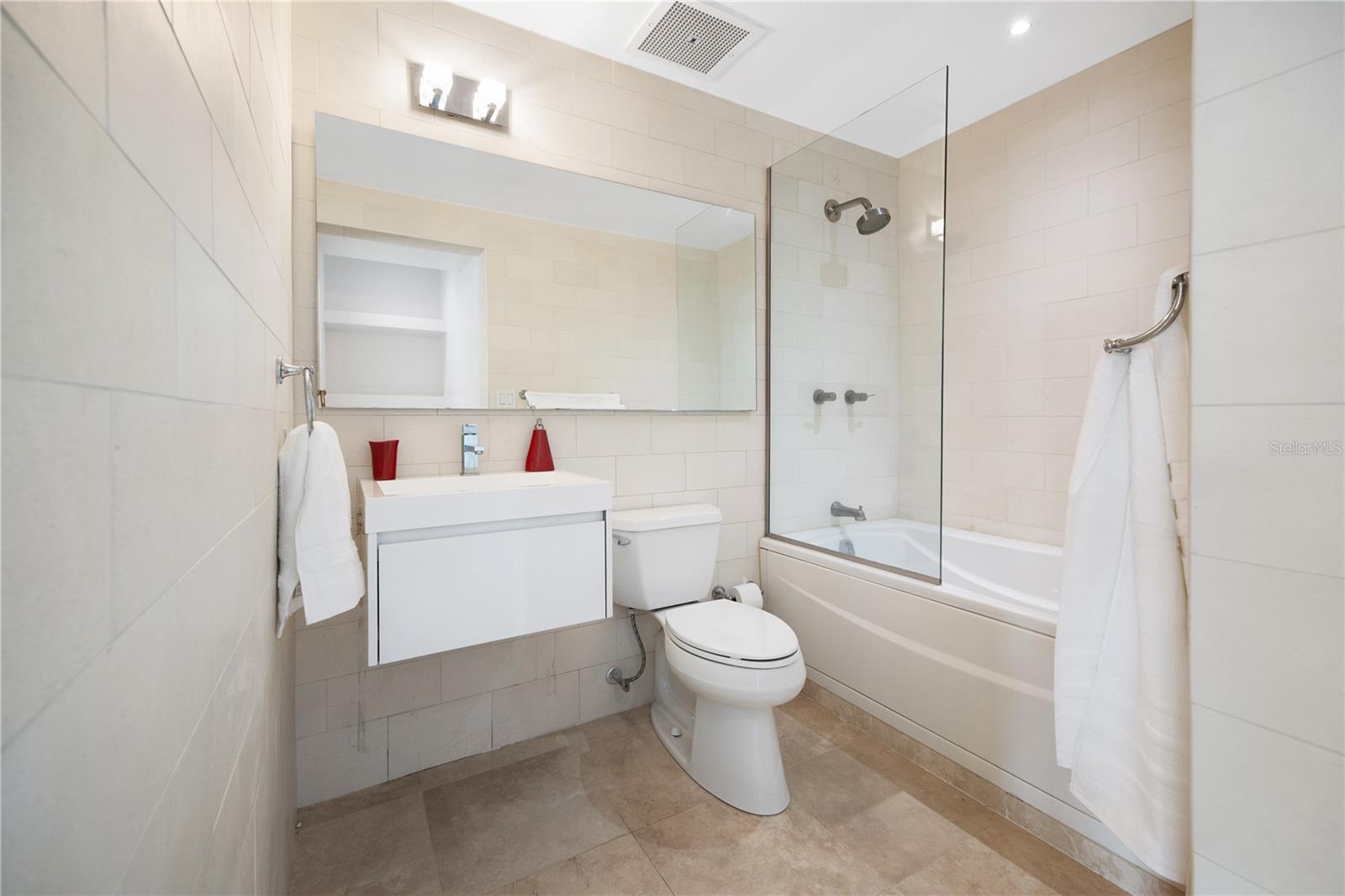 1052 ASHFORD AVE #9B