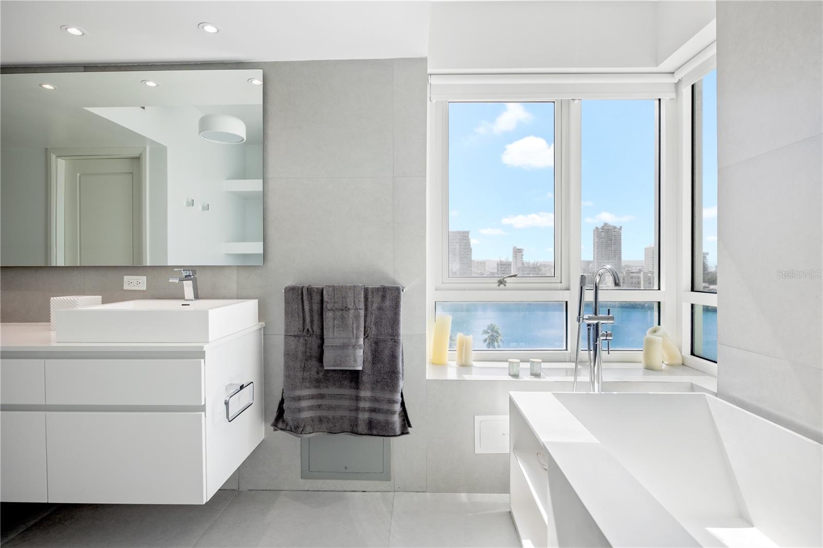 1052 ASHFORD AVE #9B