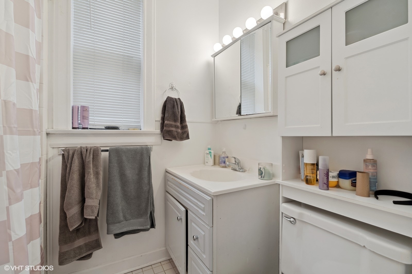 650 W Barry Avenue Unit: 1