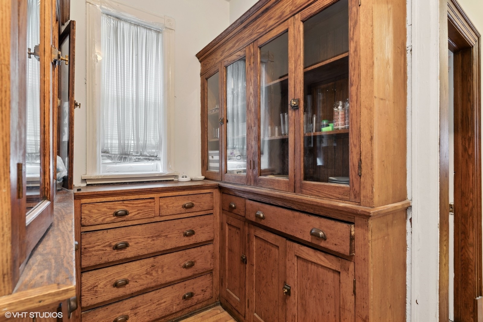 650 W Barry Avenue Unit: 1