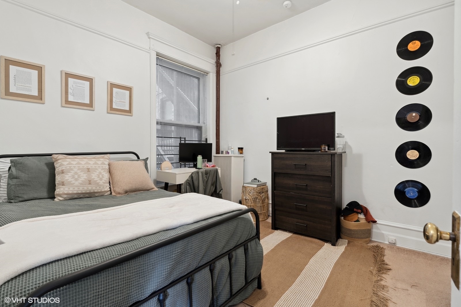 650 W Barry Avenue Unit: 1