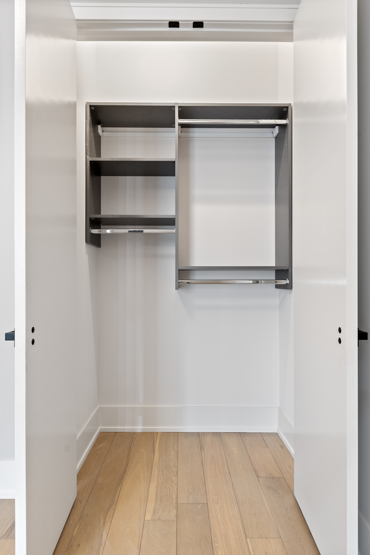 318 W Grand Avenue Unit: 204