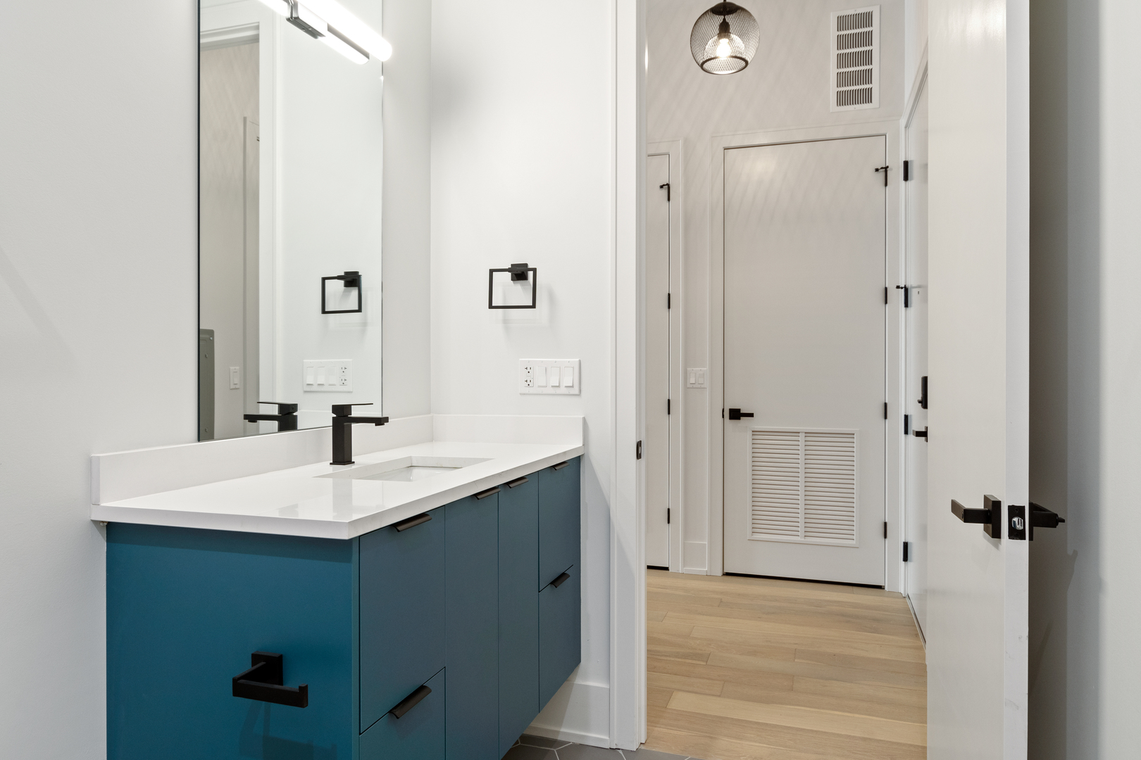 318 W Grand Avenue Unit: 204