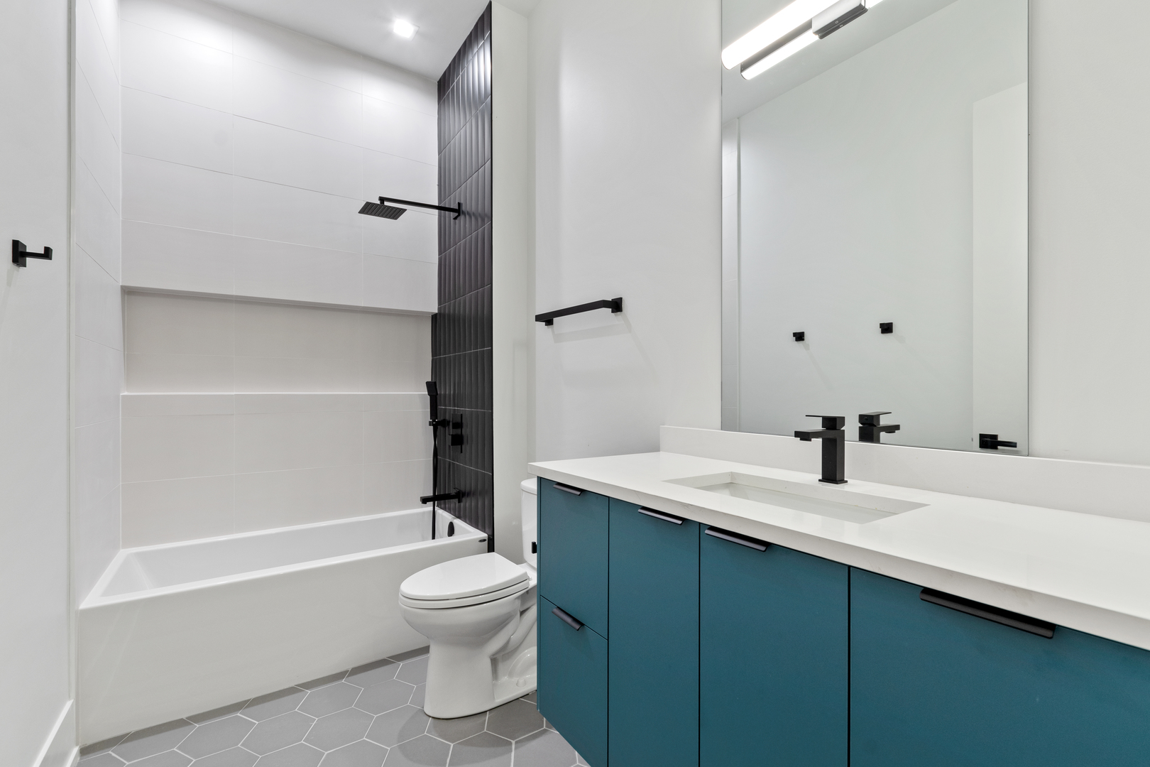 318 W Grand Avenue Unit: 204