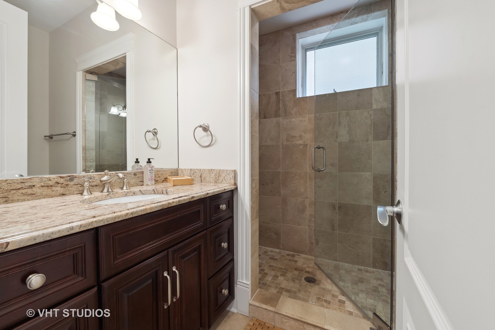 1421 W Summerdale Avenue Unit: 1