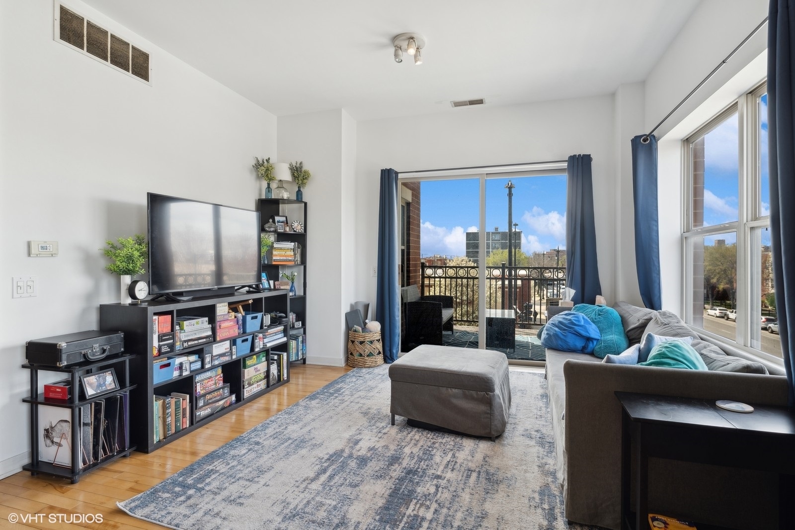 1155 W ROOSEVELT Road Unit: 302