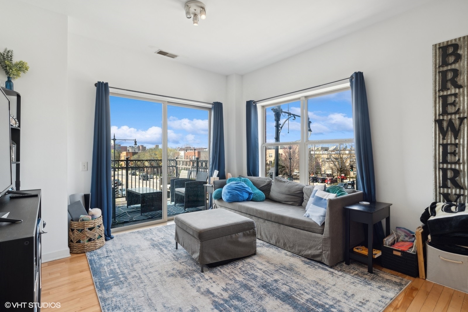 1155 W ROOSEVELT Road Unit: 302