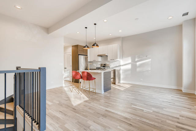 1040 N Wood Street Unit: 2