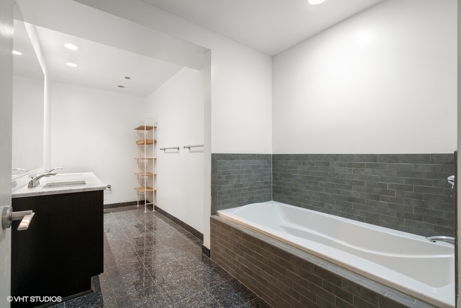 60 E Monroe Street Unit: 3208