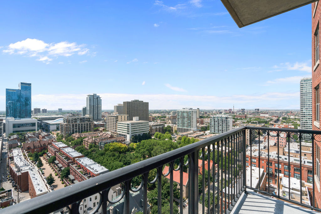 1717 S Prairie Avenue Unit: 2007