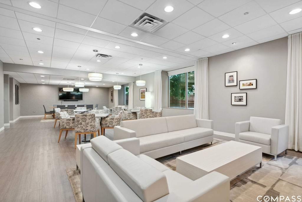 1717 S Prairie Avenue Unit: 2007