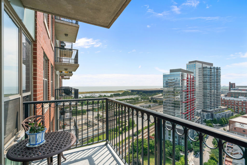 1717 S Prairie Avenue Unit: 2007