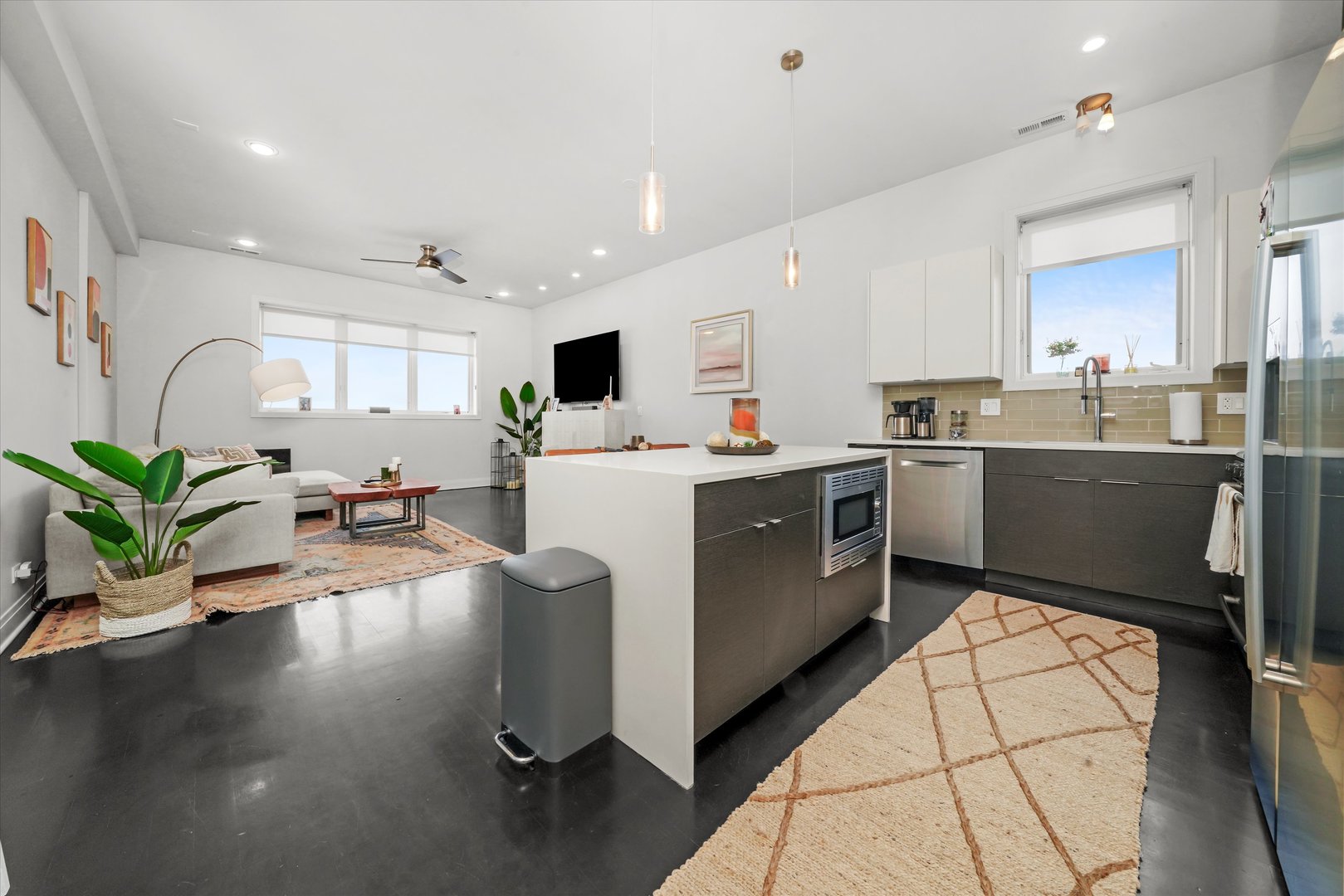 622 N Rockwell Street Unit: 404