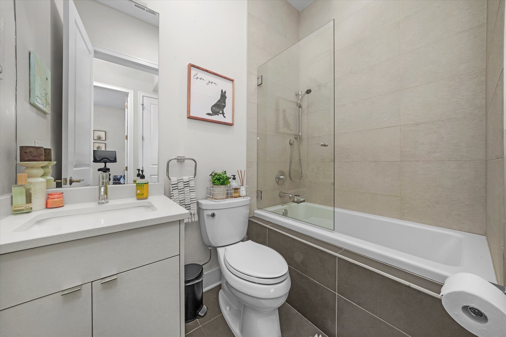 622 N Rockwell Street Unit: 404