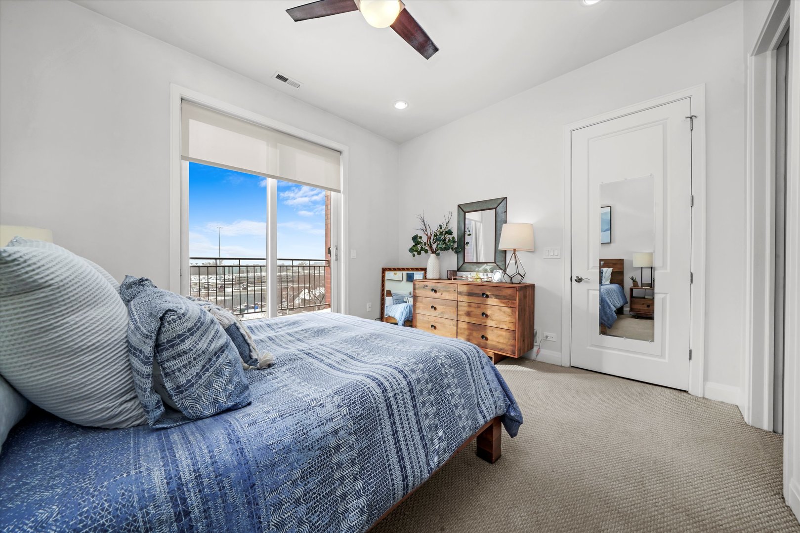 622 N Rockwell Street Unit: 404