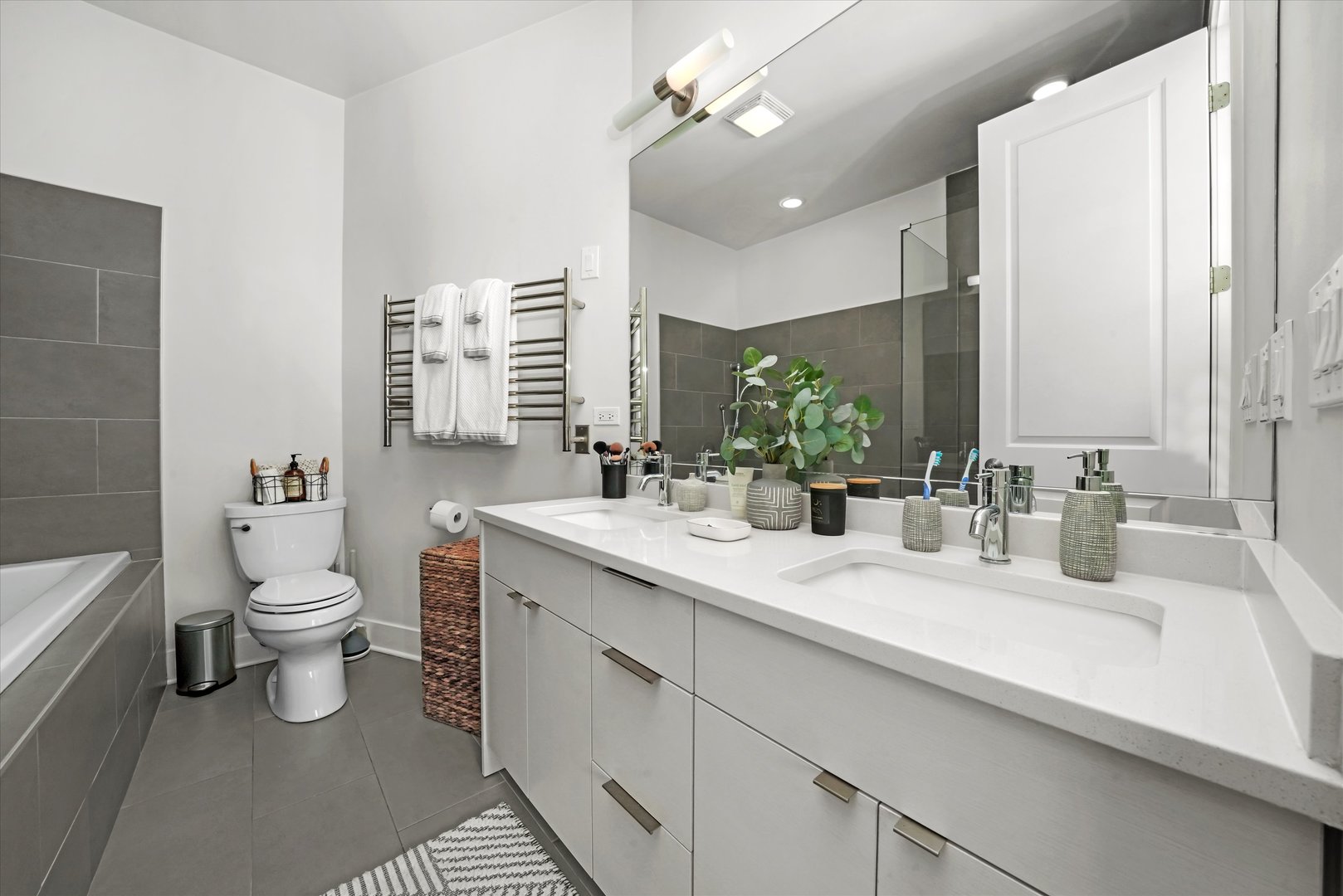 622 N Rockwell Street Unit: 404