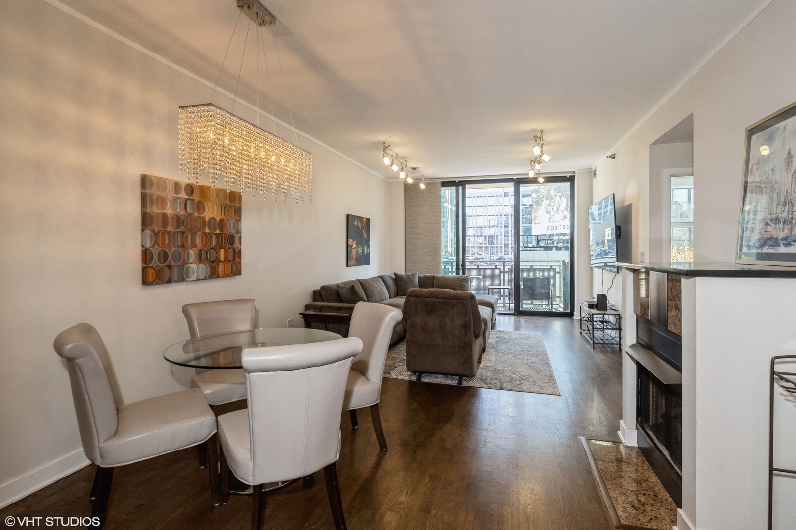 744 N Clark Street Unit: 305