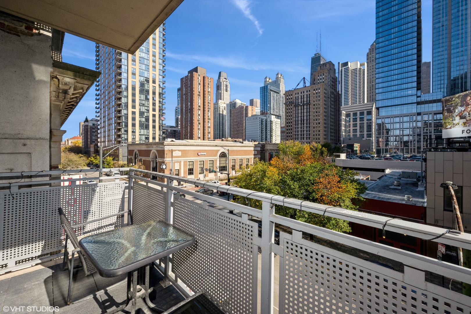 744 N Clark Street Unit: 305