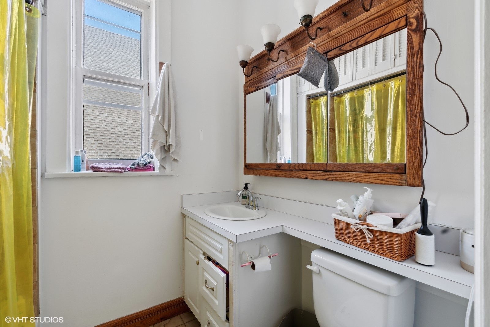 650 W Barry Avenue Unit: 2