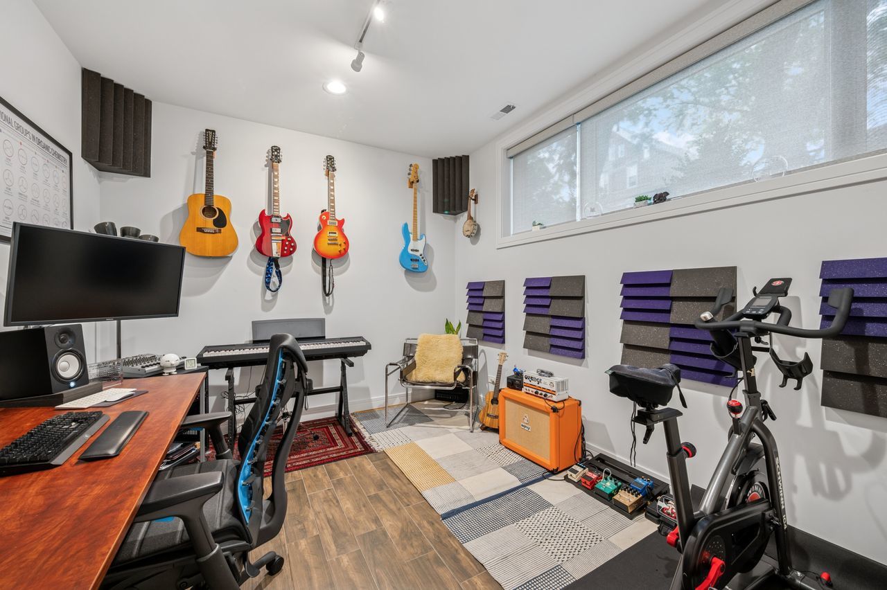 2422 W Lyndale Street Unit: 1E