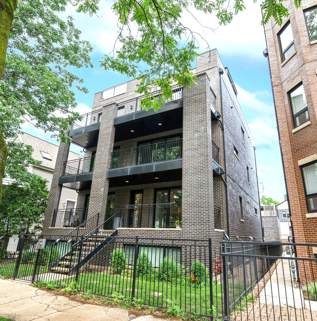 2422 W Lyndale Street Unit: 1E