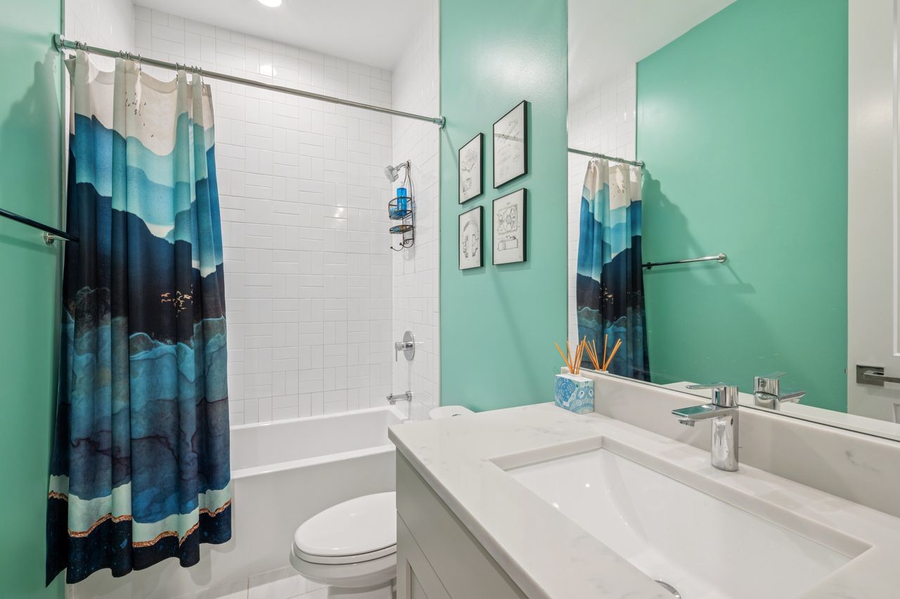 2422 W Lyndale Street Unit: 1E