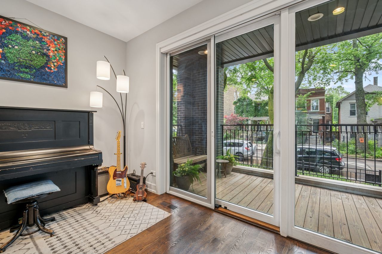 2422 W Lyndale Street Unit: 1E