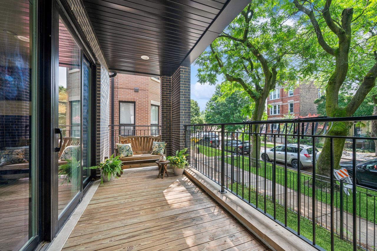 2422 W Lyndale Street Unit: 1E