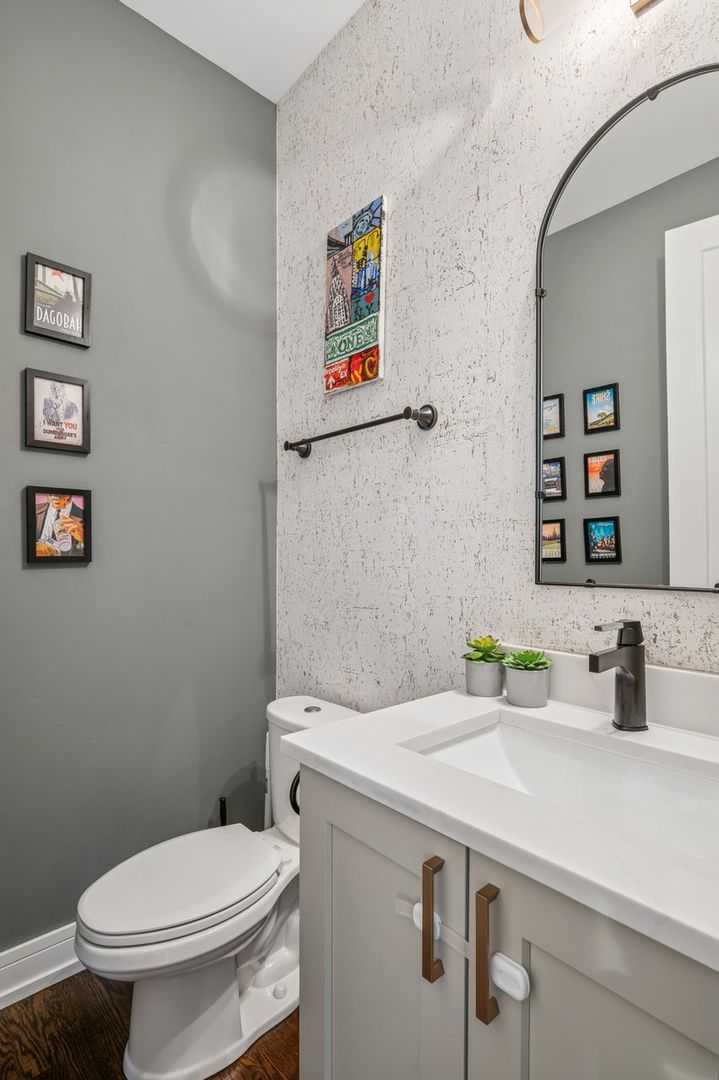 2422 W Lyndale Street Unit: 1E