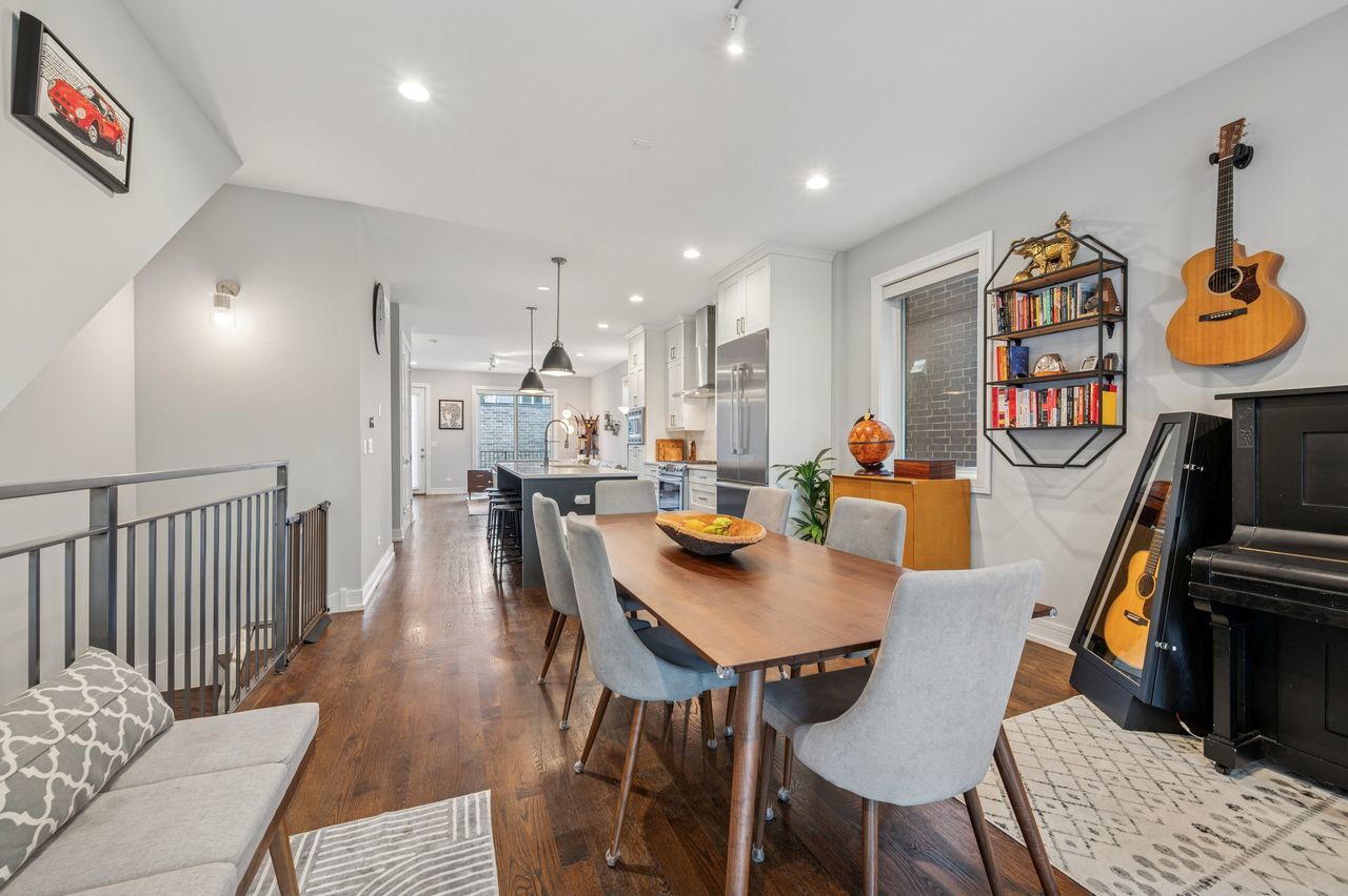 2422 W Lyndale Street Unit: 1E