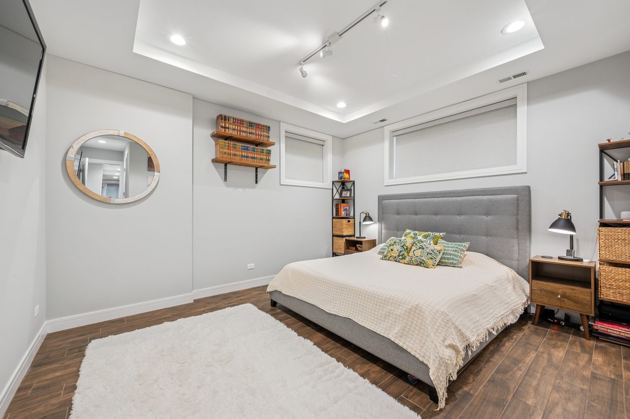 2422 W Lyndale Street Unit: 1E