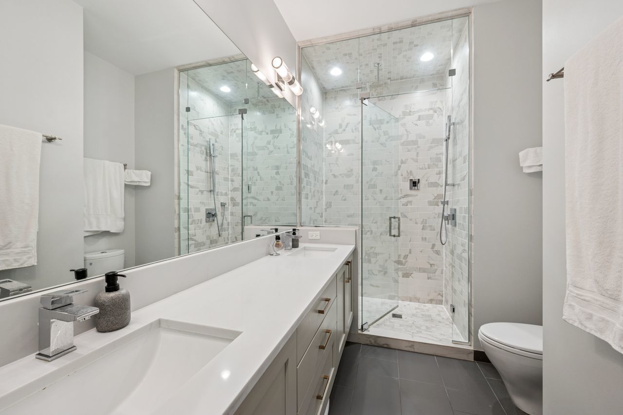 2422 W Lyndale Street Unit: 1E