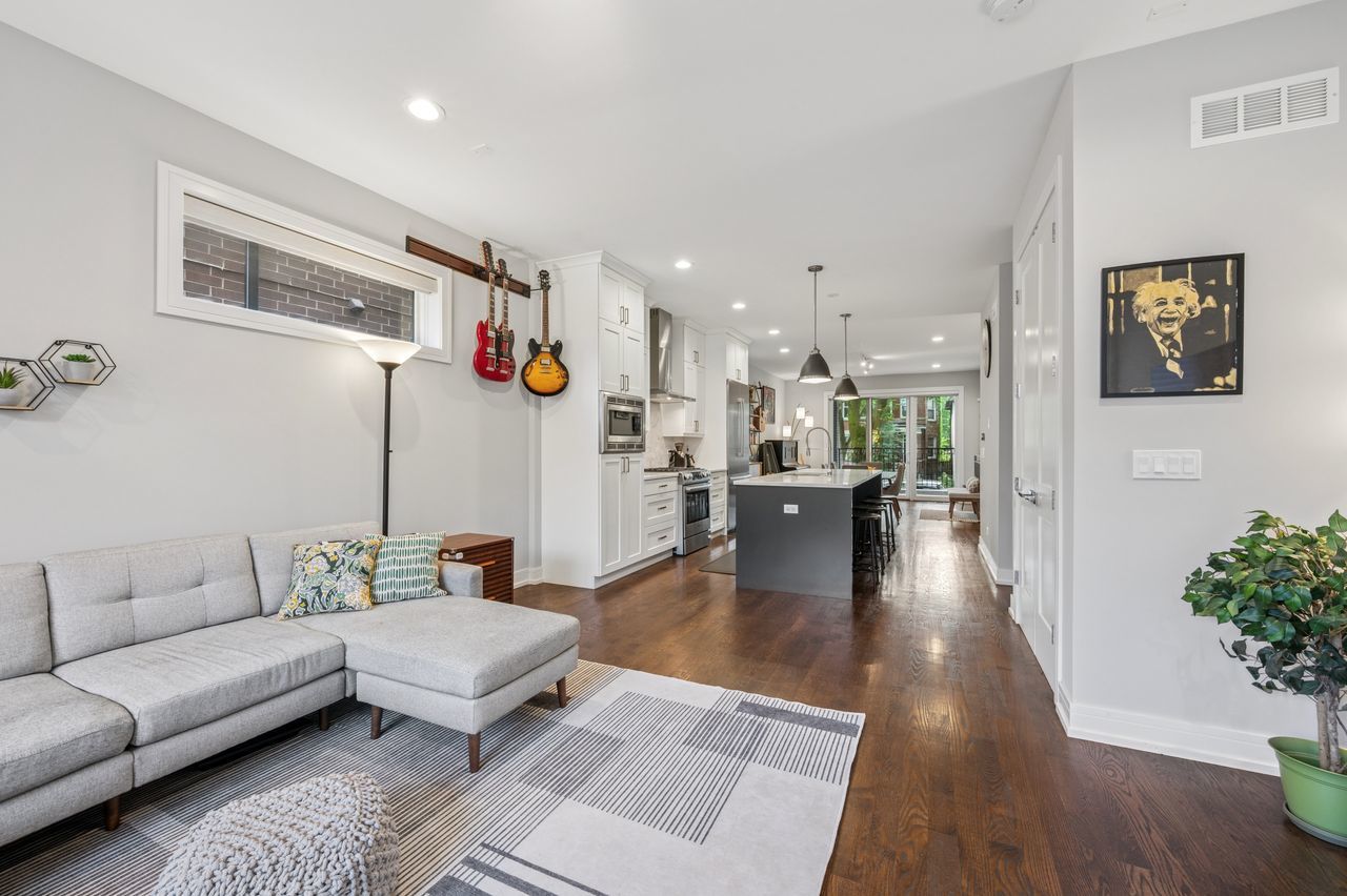 2422 W Lyndale Street Unit: 1E