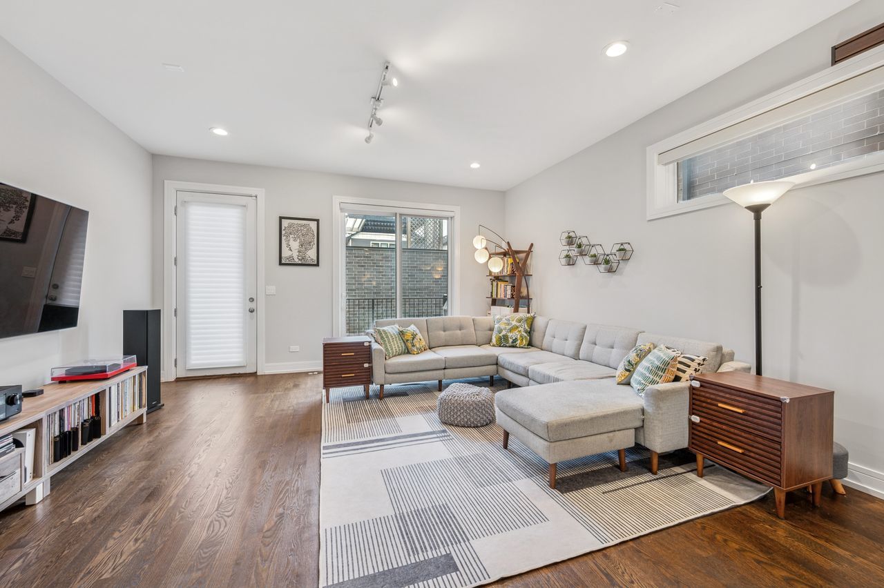 2422 W Lyndale Street Unit: 1E