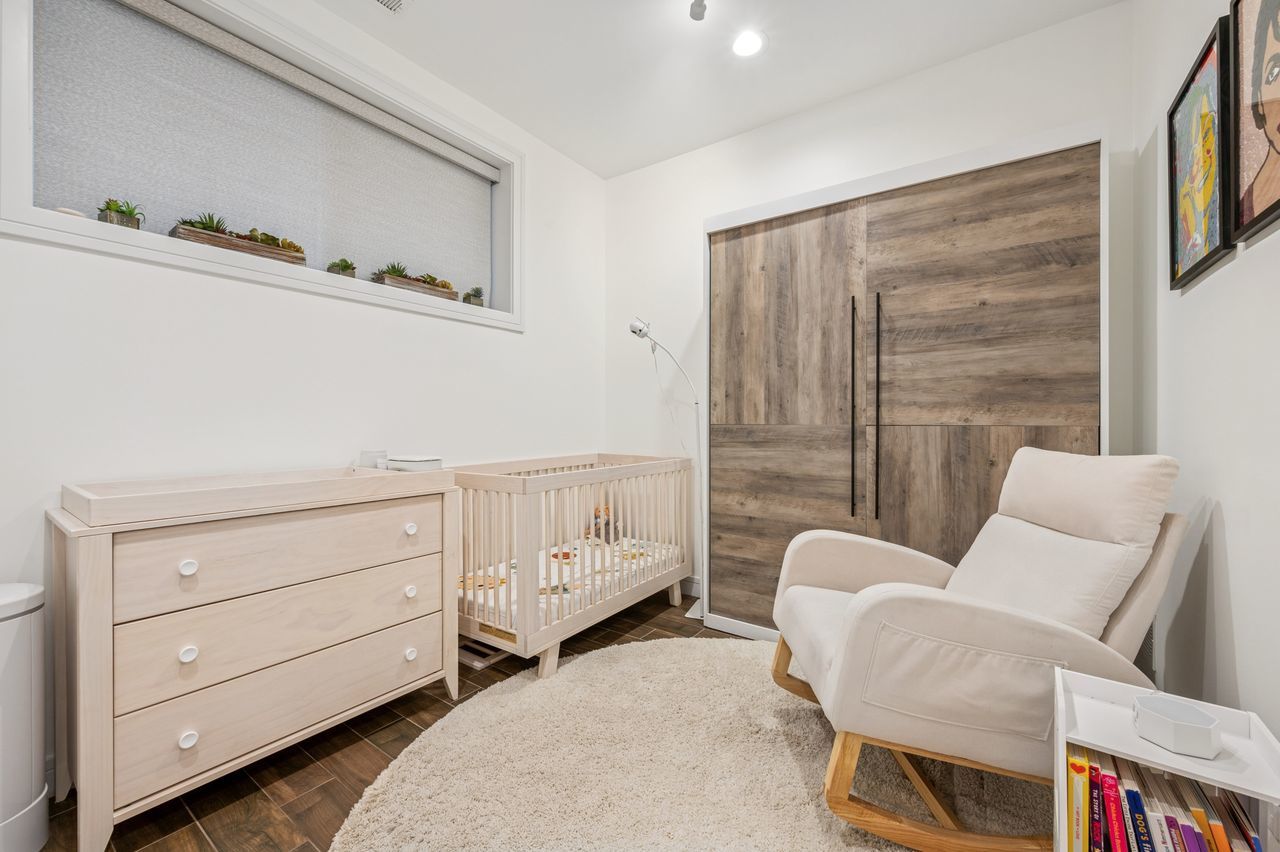 2422 W Lyndale Street Unit: 1E