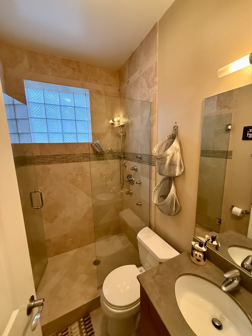1621 W Le Moyne Street Unit: 1W