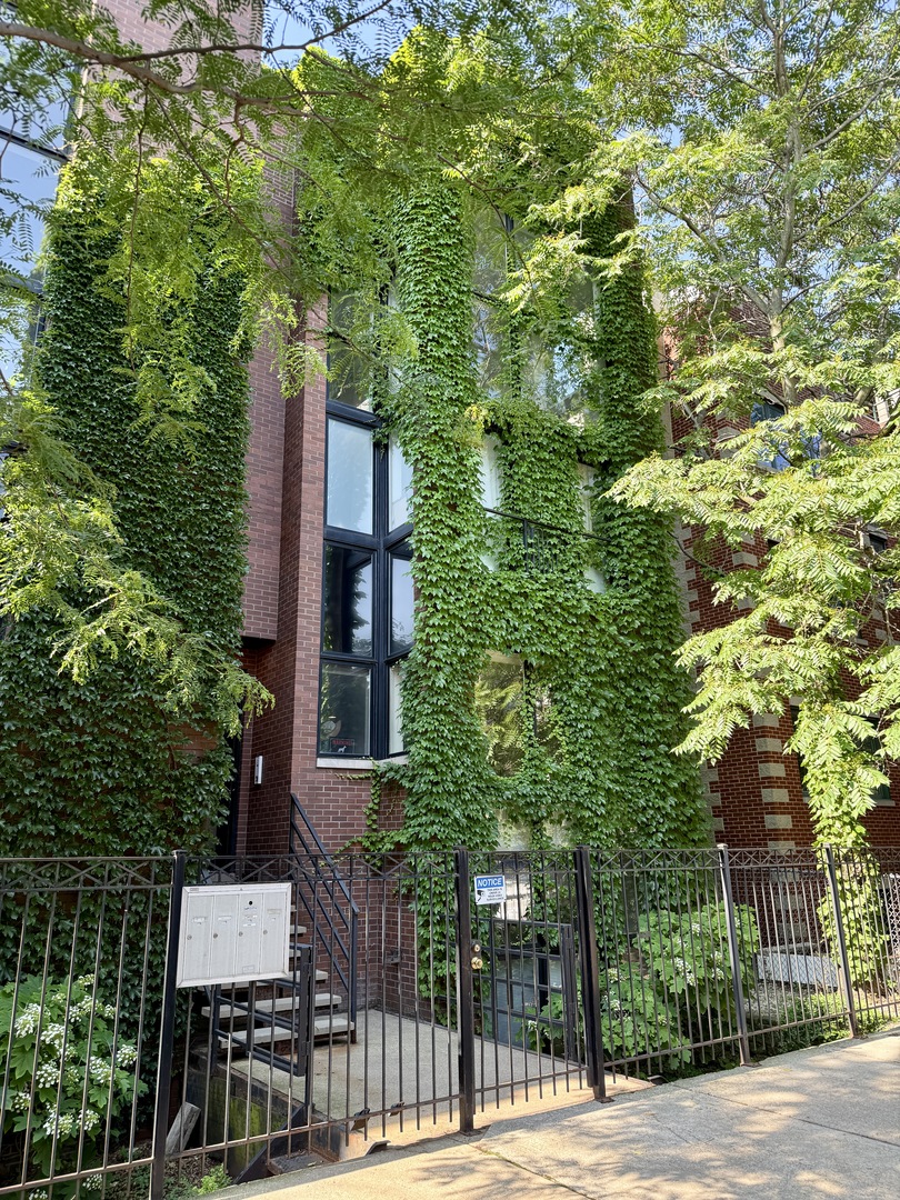 1621 W Le Moyne Street Unit: 1W