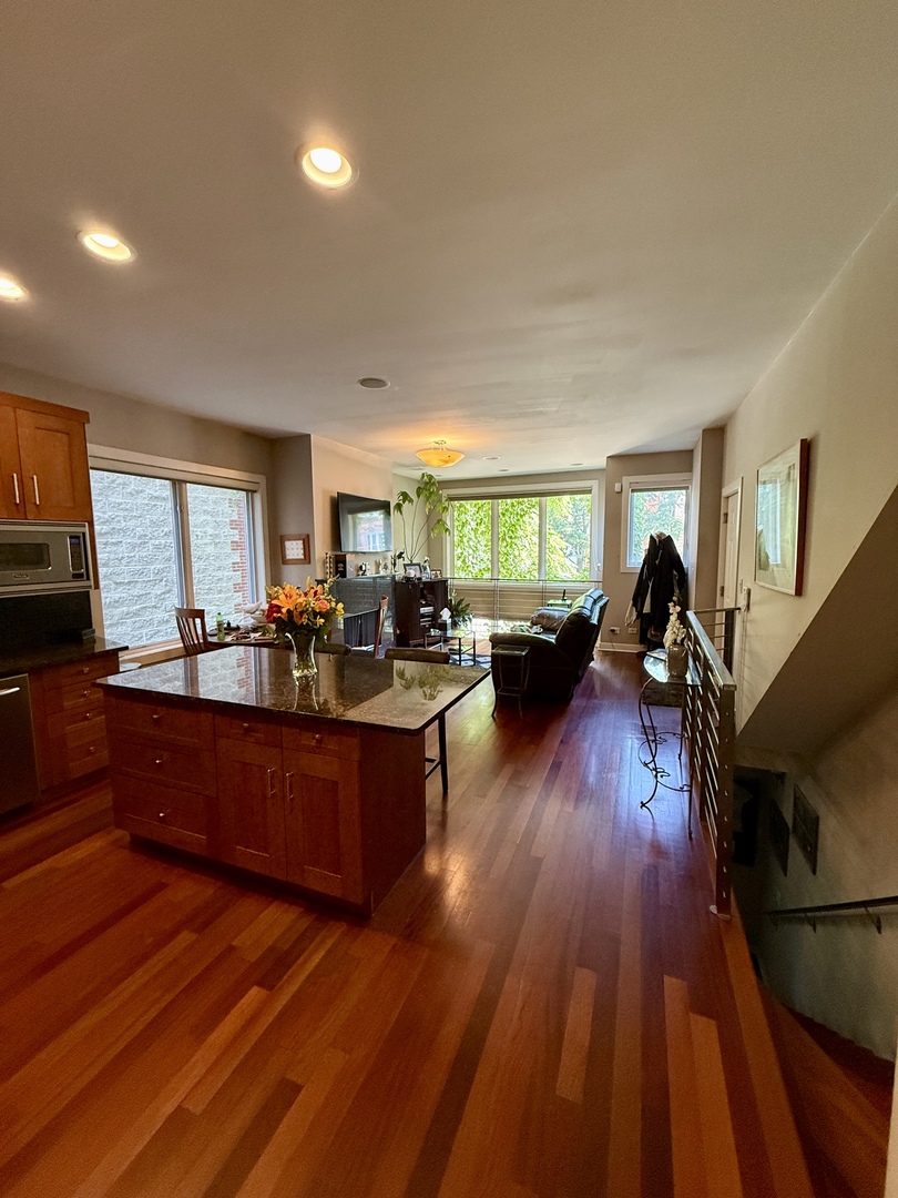 1621 W Le Moyne Street Unit: 1W