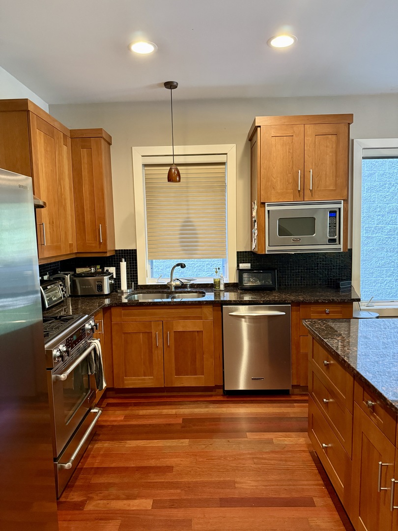 1621 W Le Moyne Street Unit: 1W