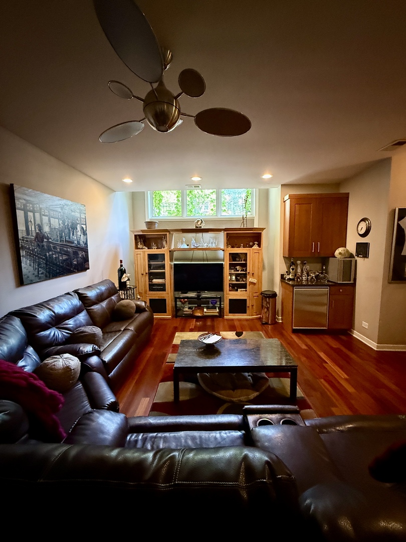 1621 W Le Moyne Street Unit: 1W