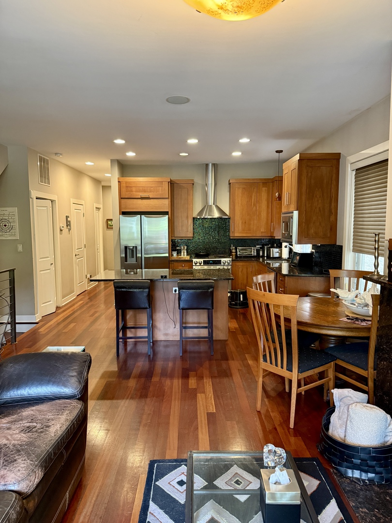 1621 W Le Moyne Street Unit: 1W