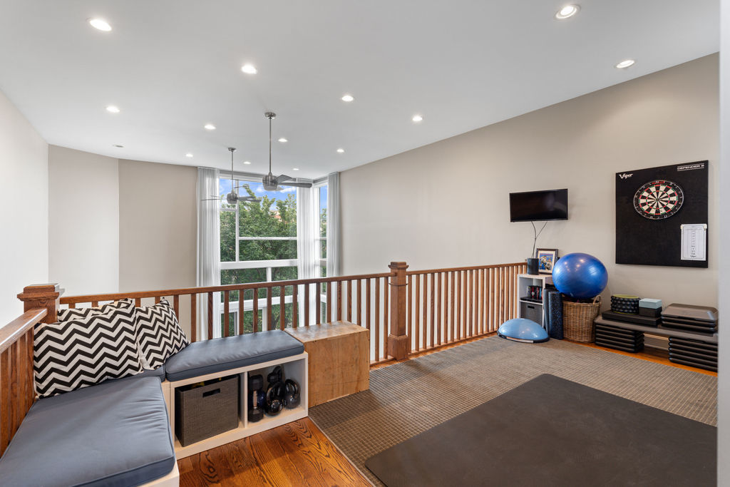 2424 N ASHLAND Avenue Unit: PH