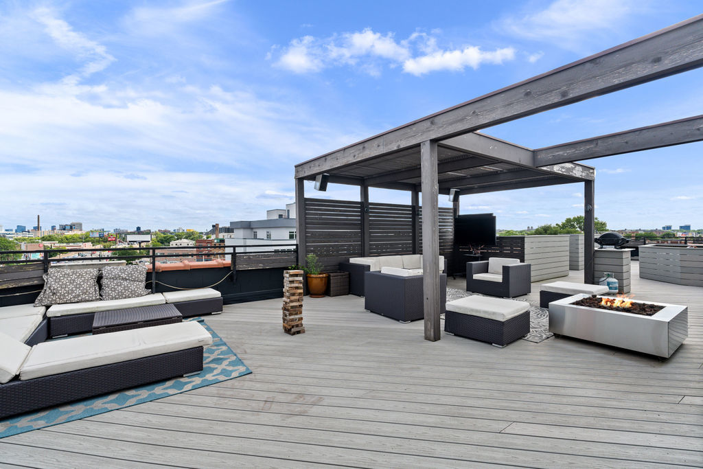 2424 N ASHLAND Avenue Unit: PH